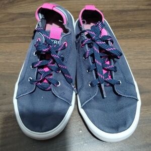 Sperry canvas sneakers.Sperry youth canvas sneakers in a navy blue and Pink 🩷